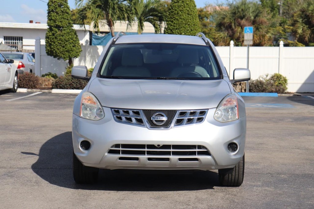 Nissan Rogue Vehicle Full-screen Gallery Image 02