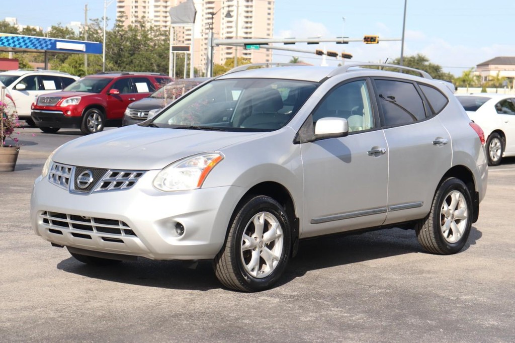 Nissan Rogue Vehicle Full-screen Gallery Image 03
