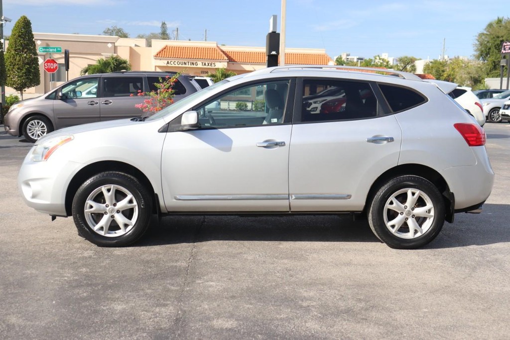 Nissan Rogue Vehicle Full-screen Gallery Image 04
