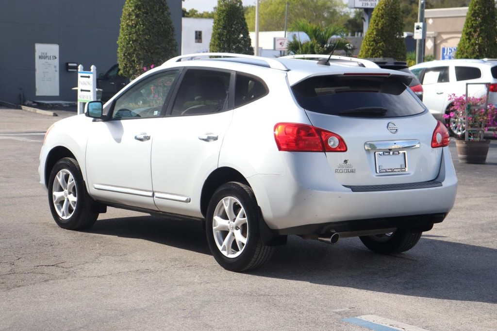Nissan Rogue Vehicle Full-screen Gallery Image 06