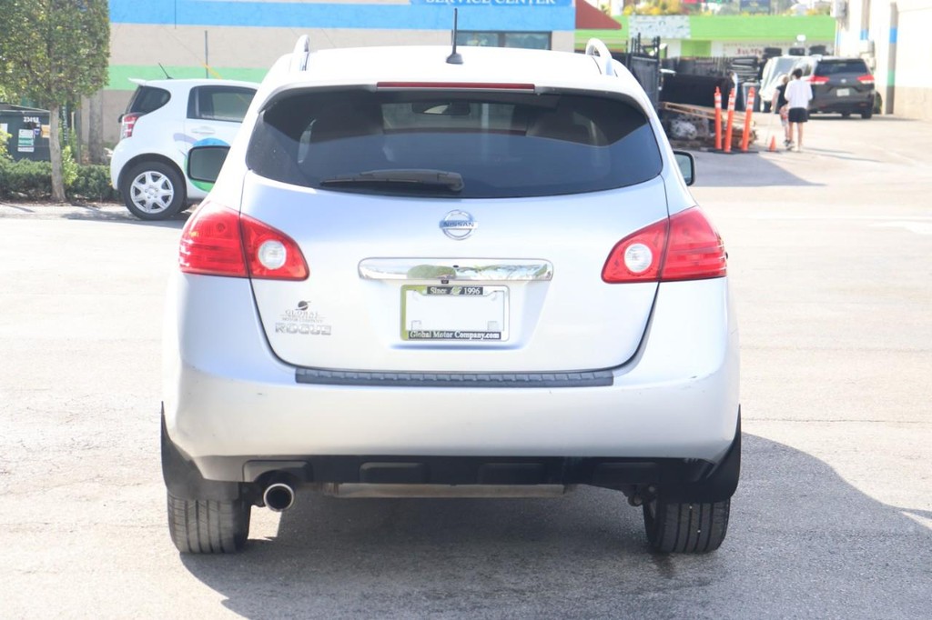 Nissan Rogue Vehicle Full-screen Gallery Image 07