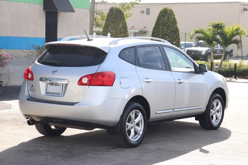 Nissan Rogue Vehicle Full-screen Gallery Image 08