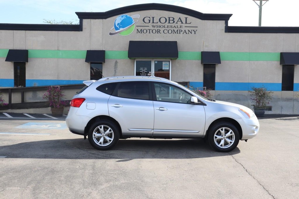 Nissan Rogue Vehicle Full-screen Gallery Image 09