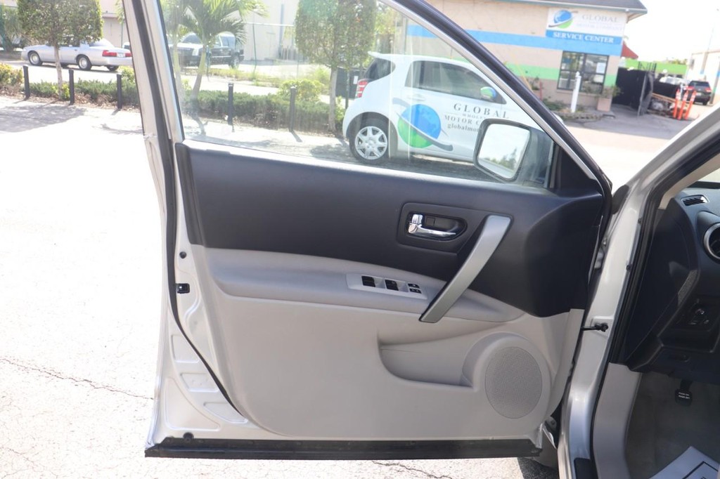 Nissan Rogue Vehicle Full-screen Gallery Image 11