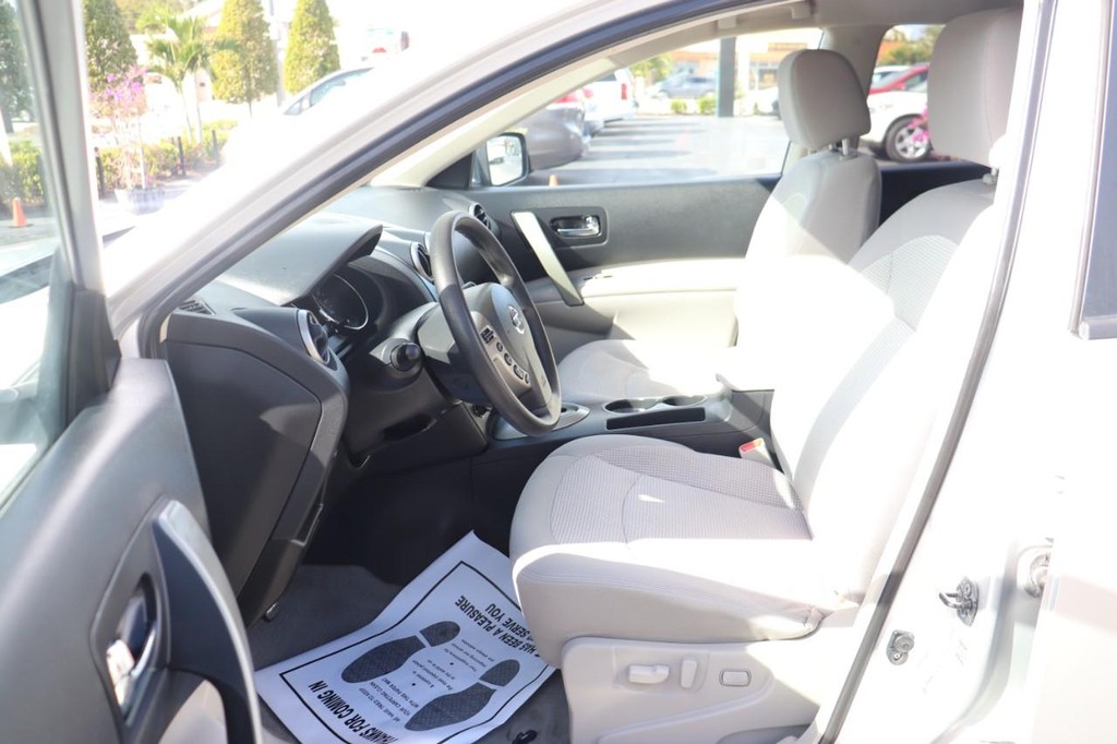 Nissan Rogue Vehicle Full-screen Gallery Image 12