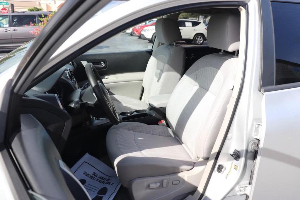 Nissan Rogue Vehicle Full-screen Gallery Image 13