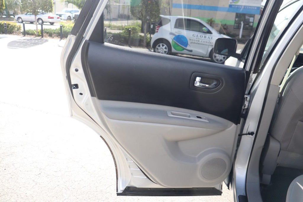 Nissan Rogue Vehicle Full-screen Gallery Image 14