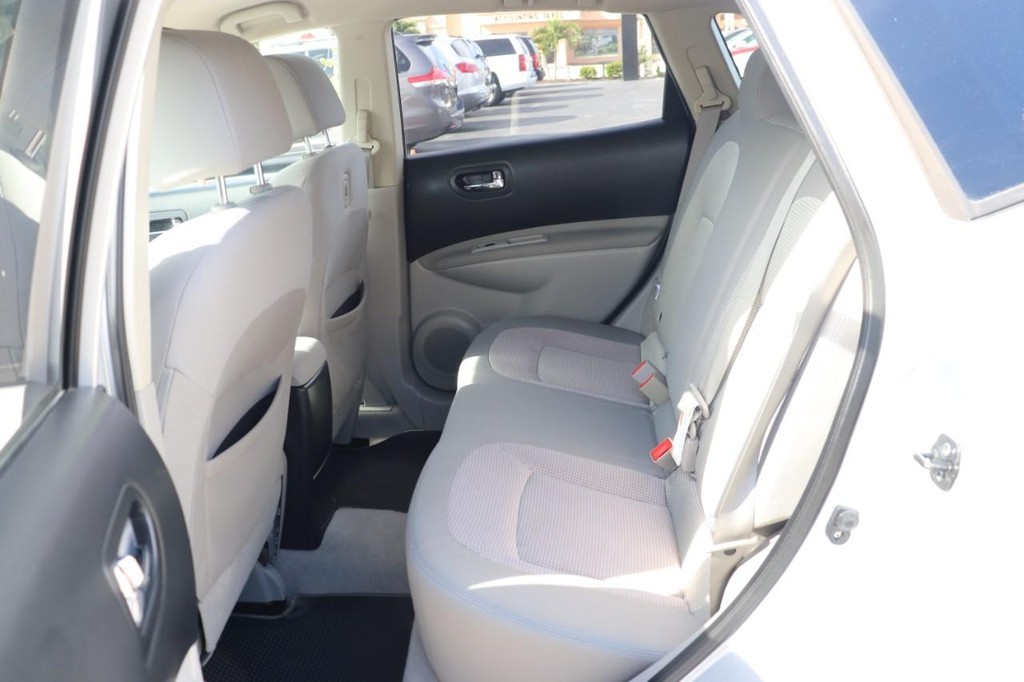 Nissan Rogue Vehicle Full-screen Gallery Image 15