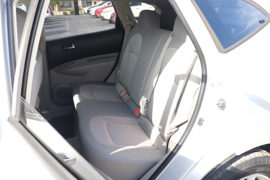 Nissan Rogue Vehicle Full-screen Gallery Image 16
