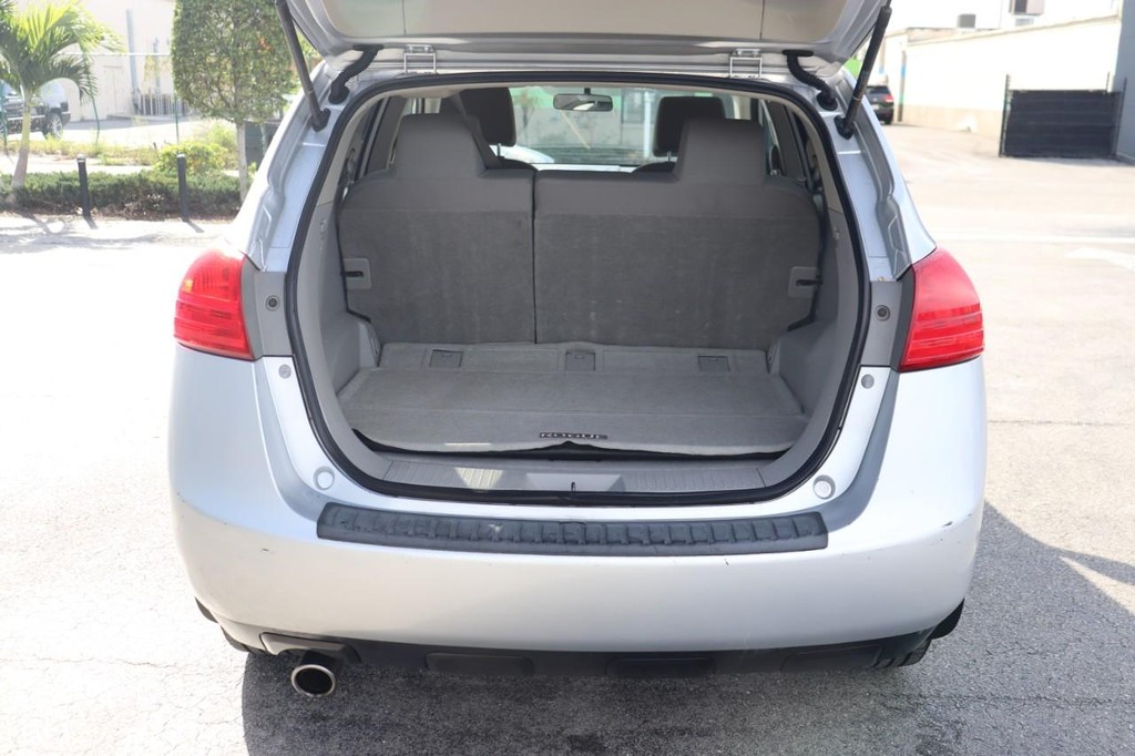 Nissan Rogue Vehicle Full-screen Gallery Image 17