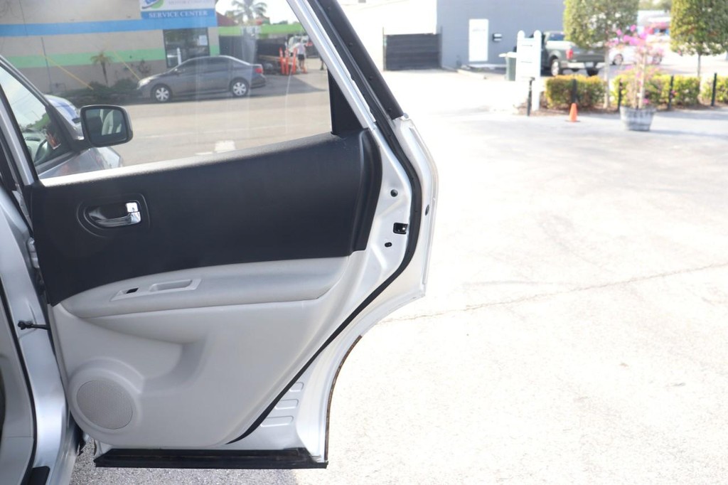 Nissan Rogue Vehicle Full-screen Gallery Image 18