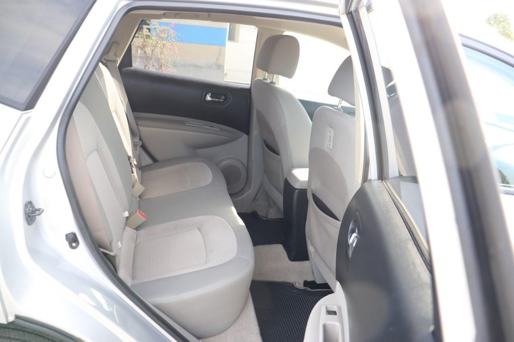 Nissan Rogue Vehicle Full-screen Gallery Image 19