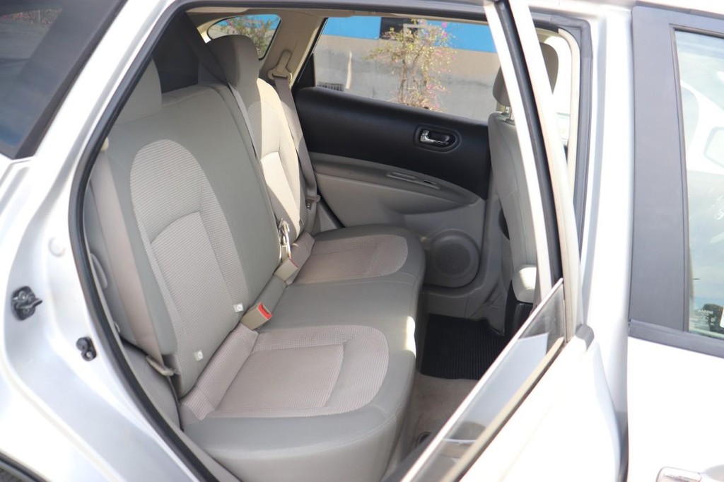Nissan Rogue Vehicle Full-screen Gallery Image 20
