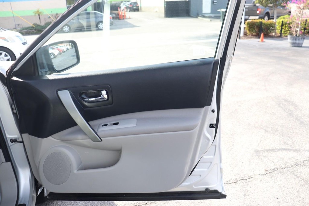 Nissan Rogue Vehicle Full-screen Gallery Image 21