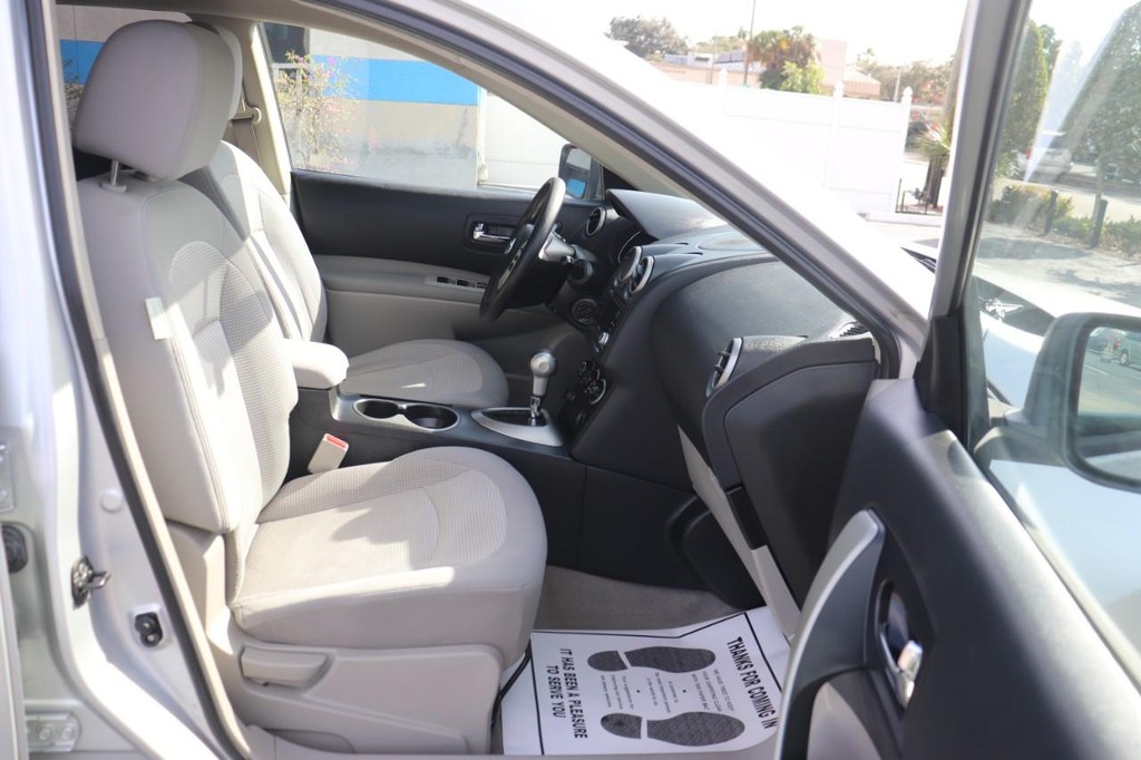 Nissan Rogue Vehicle Full-screen Gallery Image 22