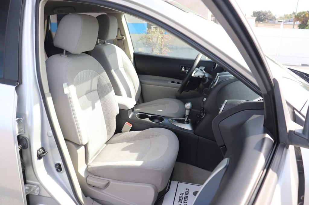 Nissan Rogue Vehicle Full-screen Gallery Image 23