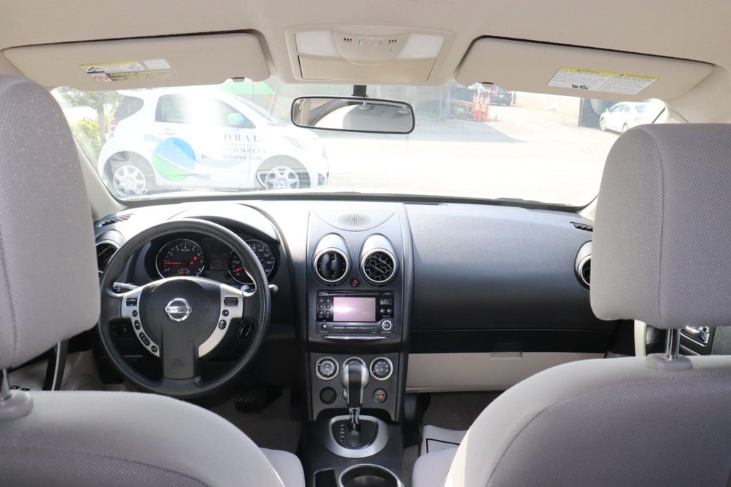Nissan Rogue Vehicle Full-screen Gallery Image 25