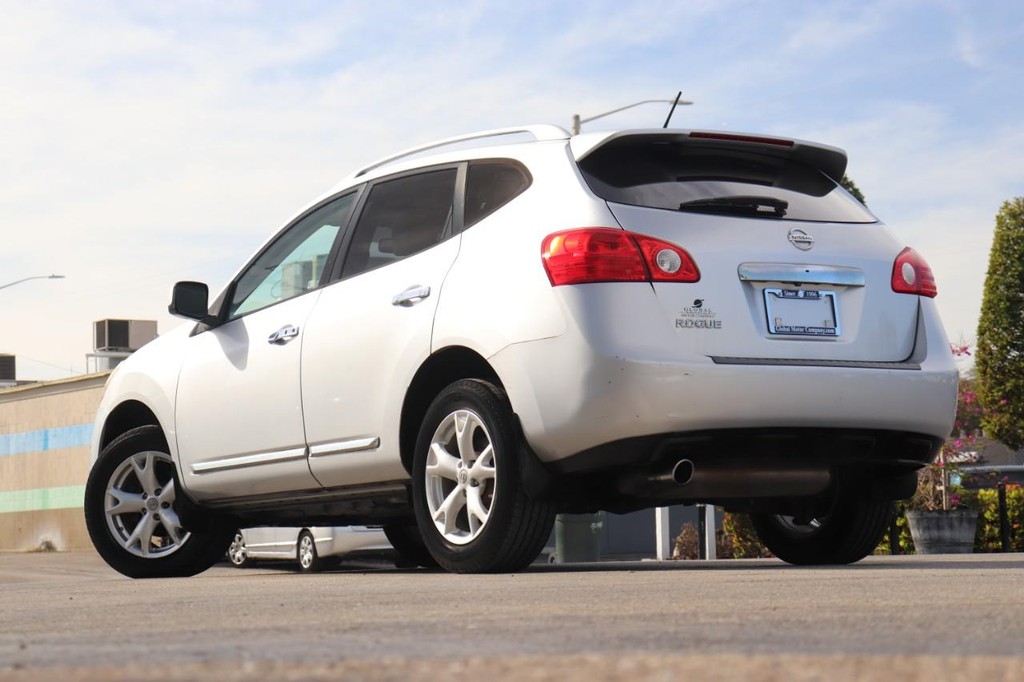Nissan Rogue Vehicle Full-screen Gallery Image 27