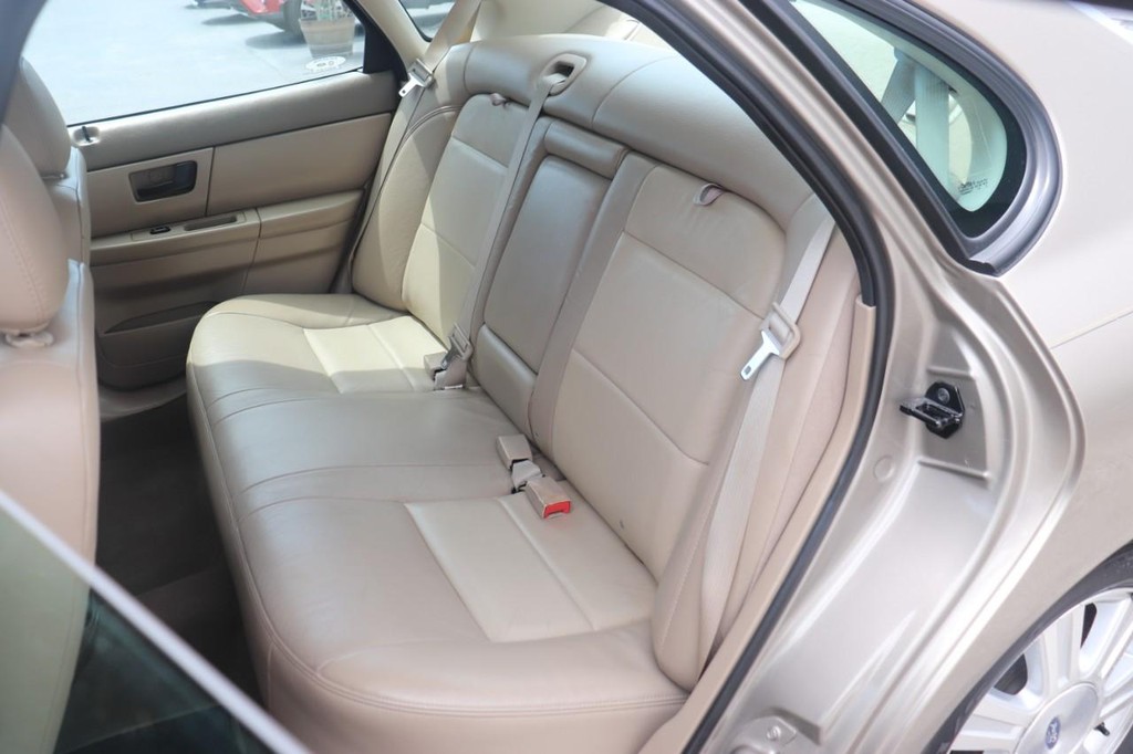 Ford Taurus Vehicle Full-screen Gallery Image 16