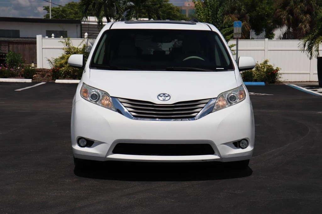 Toyota Sienna Vehicle Full-screen Gallery Image 02