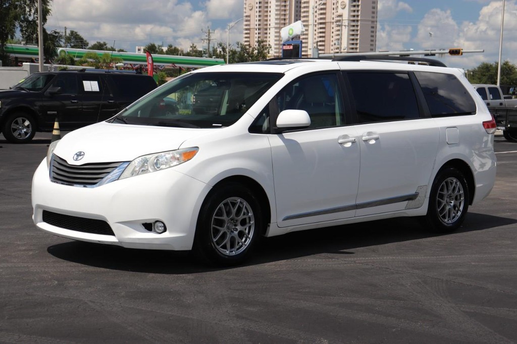Toyota Sienna Vehicle Full-screen Gallery Image 03