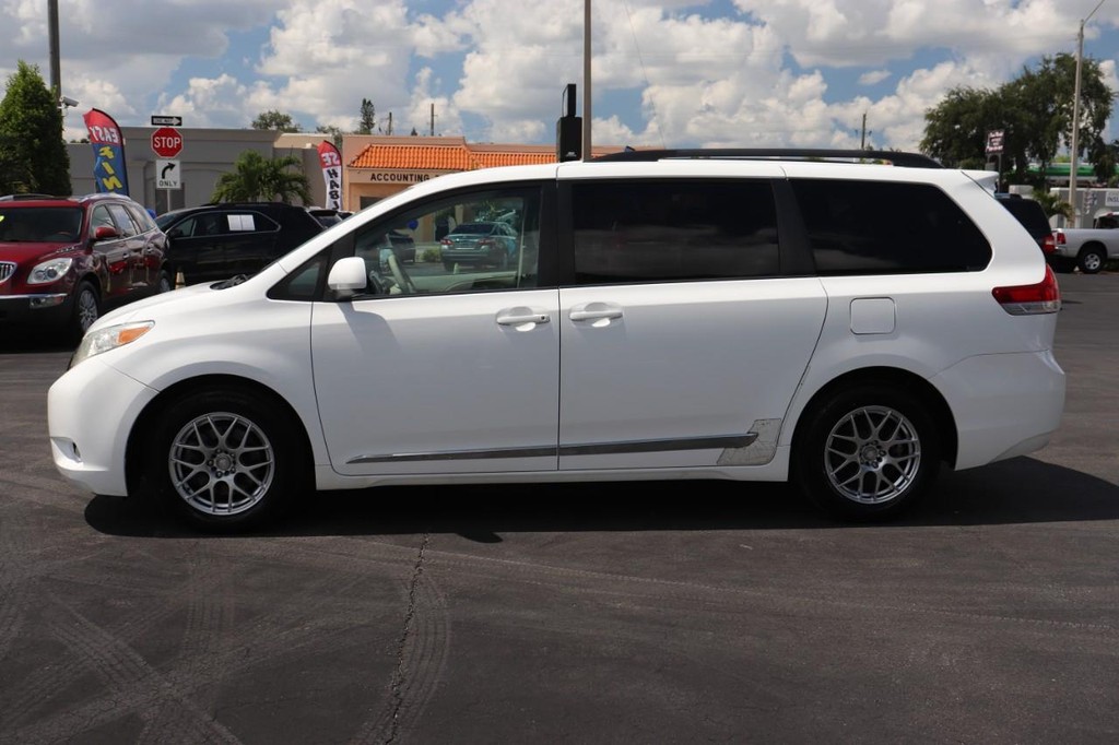 Toyota Sienna Vehicle Full-screen Gallery Image 04