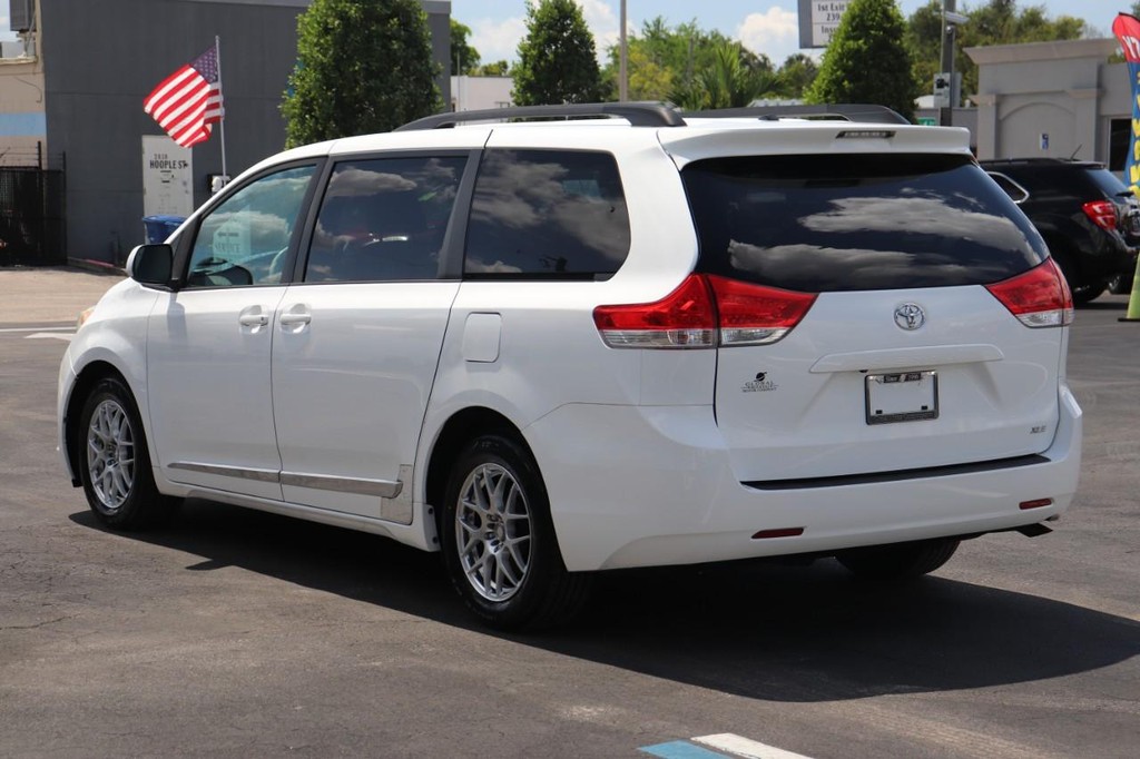 Toyota Sienna Vehicle Full-screen Gallery Image 06