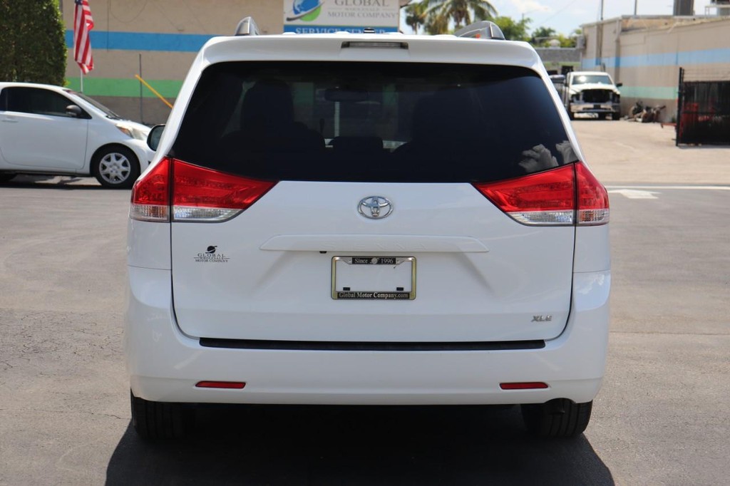 Toyota Sienna Vehicle Full-screen Gallery Image 07