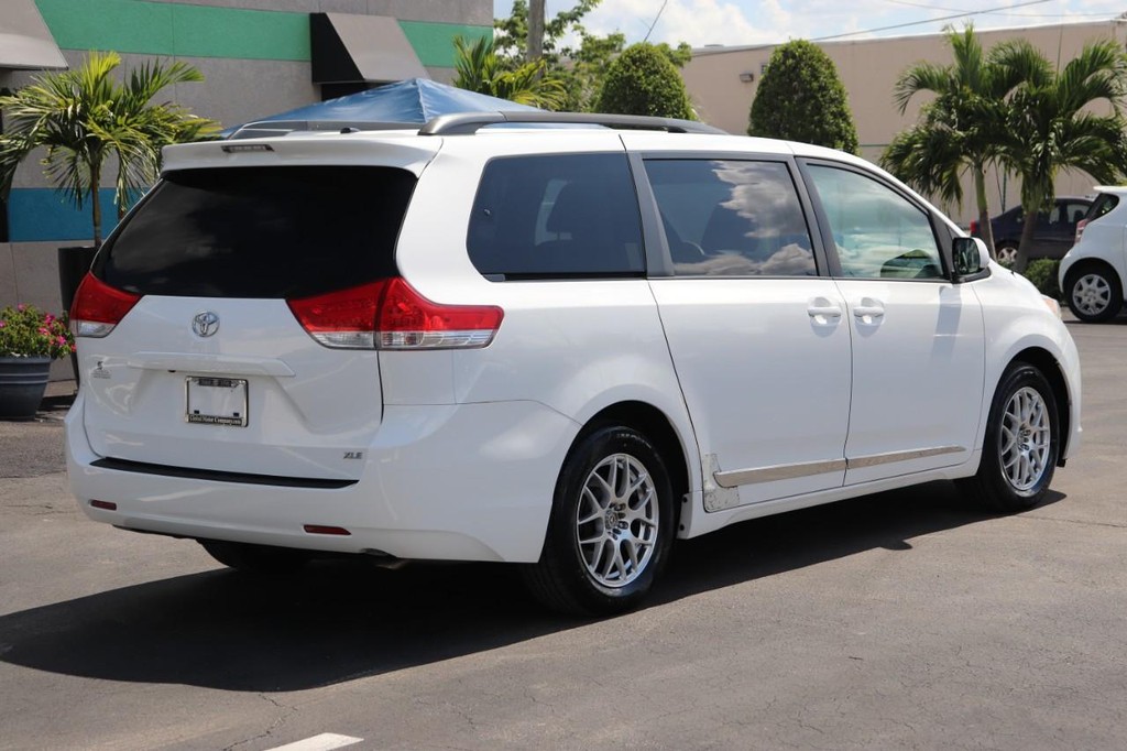 Toyota Sienna Vehicle Full-screen Gallery Image 08