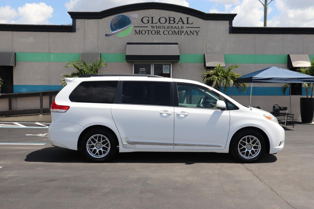 Toyota Sienna Vehicle Full-screen Gallery Image 09