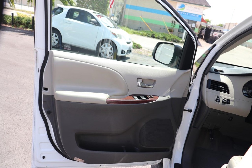 Toyota Sienna Vehicle Full-screen Gallery Image 11