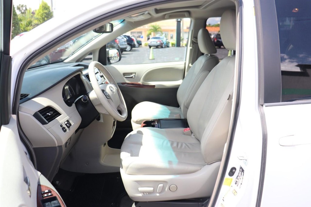Toyota Sienna Vehicle Full-screen Gallery Image 12