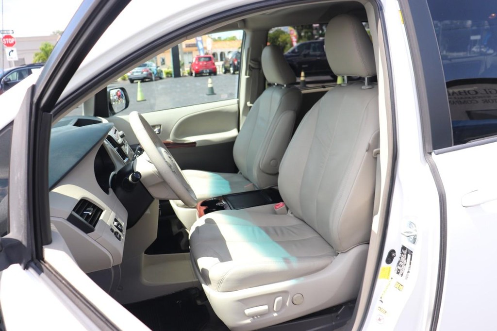 Toyota Sienna Vehicle Full-screen Gallery Image 13
