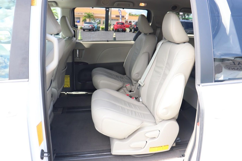 Toyota Sienna Vehicle Full-screen Gallery Image 14