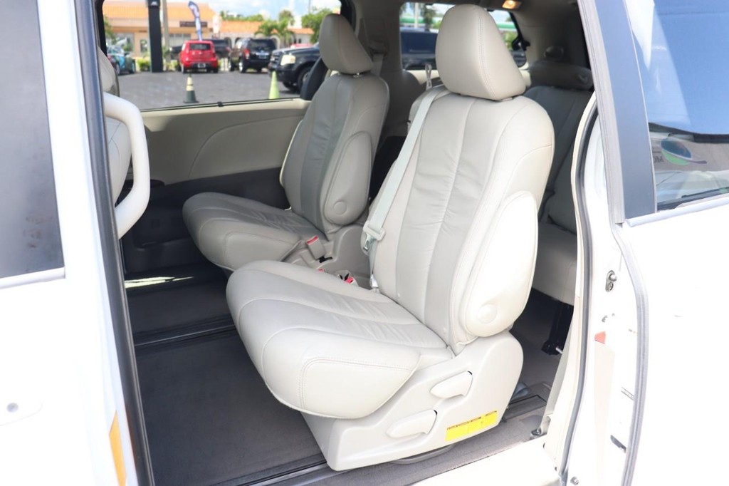 Toyota Sienna Vehicle Full-screen Gallery Image 15