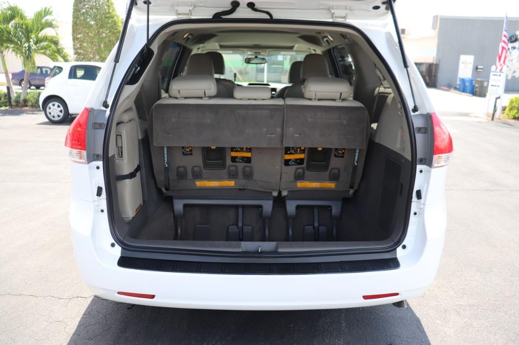 Toyota Sienna Vehicle Full-screen Gallery Image 16
