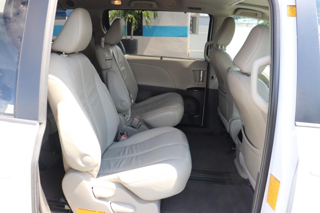 Toyota Sienna Vehicle Full-screen Gallery Image 17