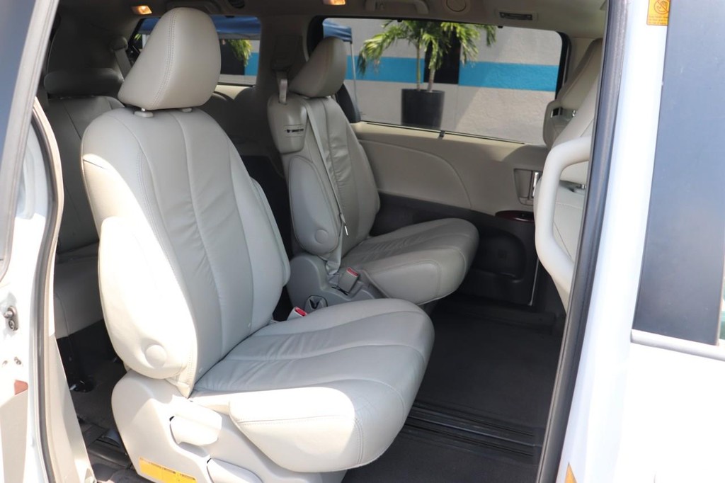 Toyota Sienna Vehicle Full-screen Gallery Image 18