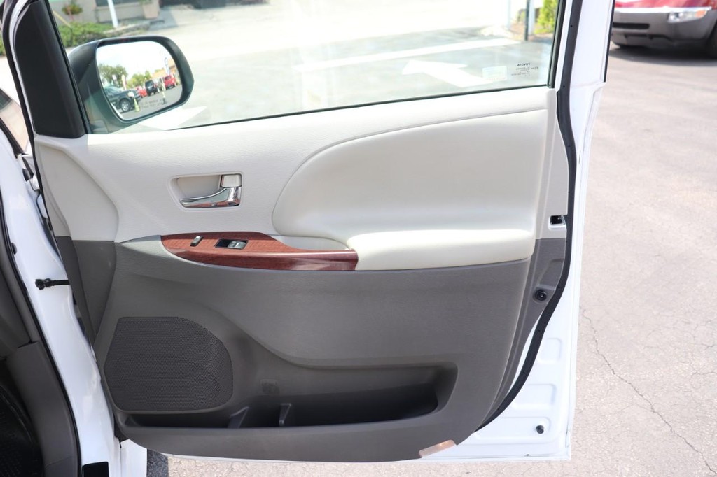 Toyota Sienna Vehicle Full-screen Gallery Image 19