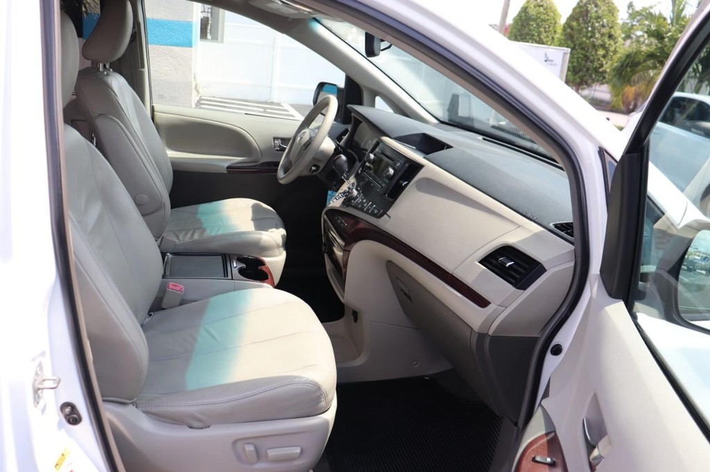 Toyota Sienna Vehicle Full-screen Gallery Image 20