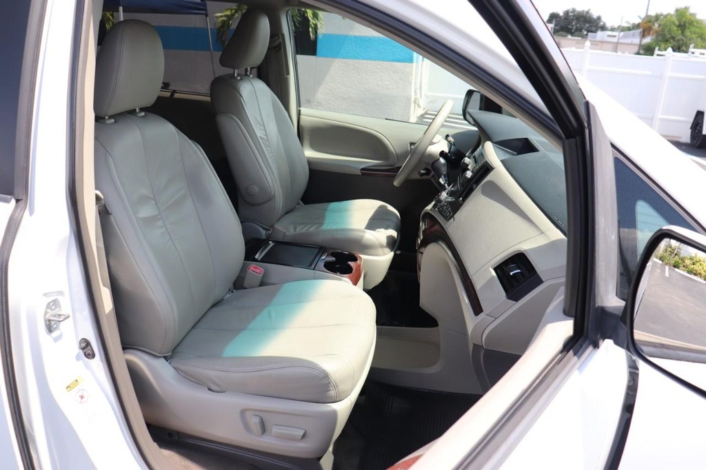 Toyota Sienna Vehicle Full-screen Gallery Image 21