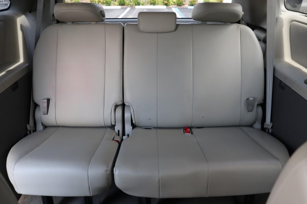 Toyota Sienna Vehicle Full-screen Gallery Image 22
