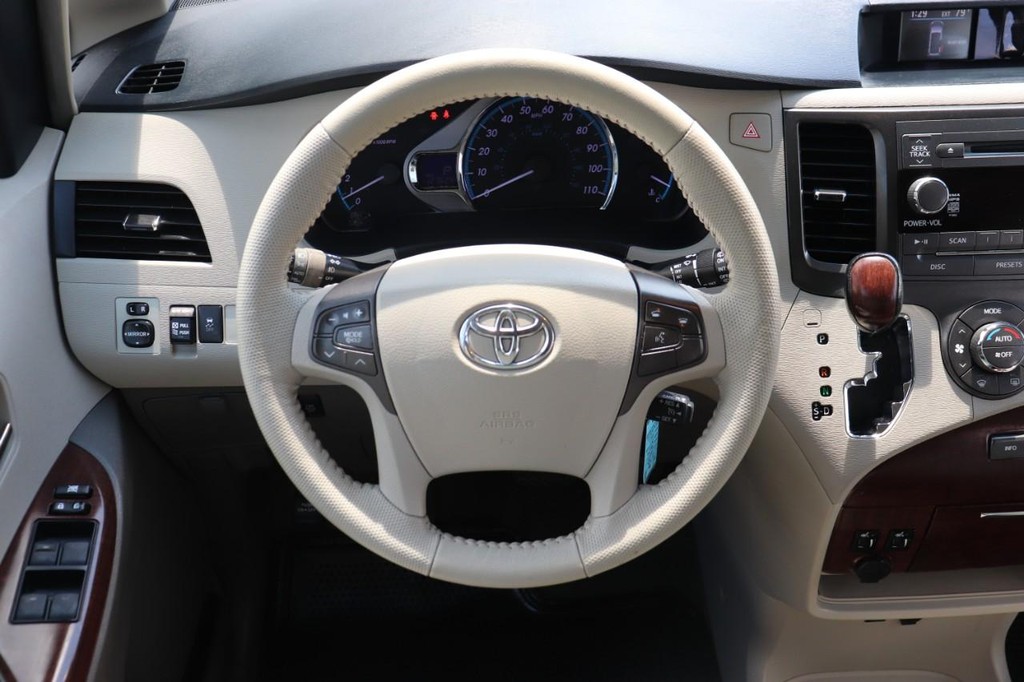 Toyota Sienna Vehicle Full-screen Gallery Image 23