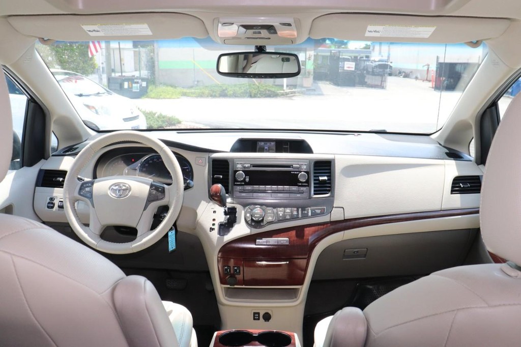 Toyota Sienna Vehicle Full-screen Gallery Image 24