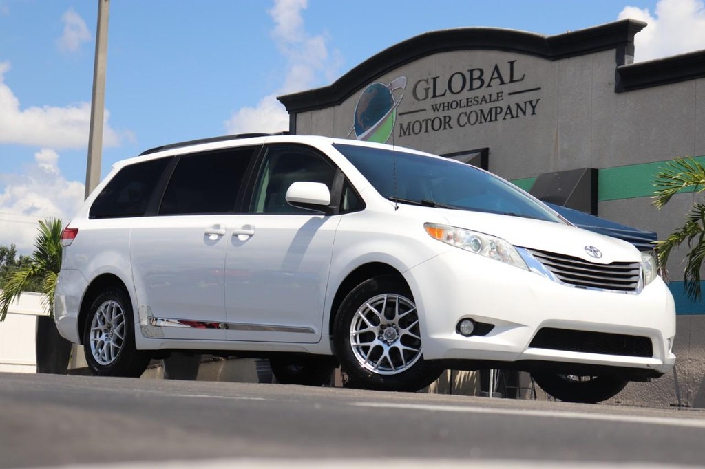 Toyota Sienna Vehicle Full-screen Gallery Image 25