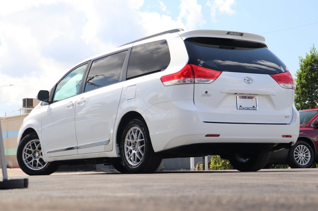 Toyota Sienna Vehicle Full-screen Gallery Image 26