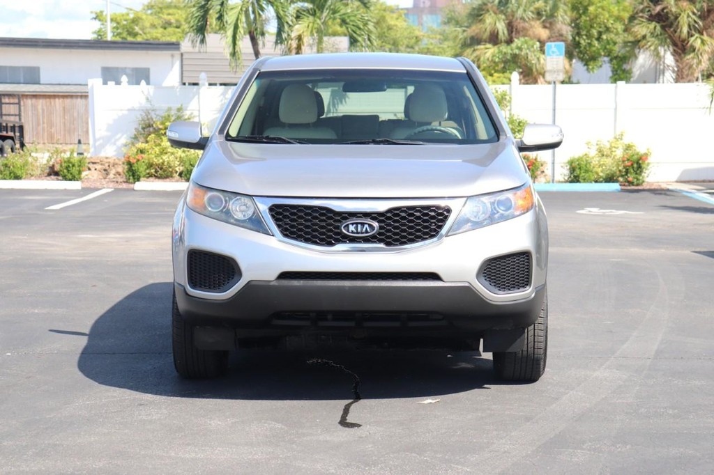 Kia Sorento Vehicle Full-screen Gallery Image 02