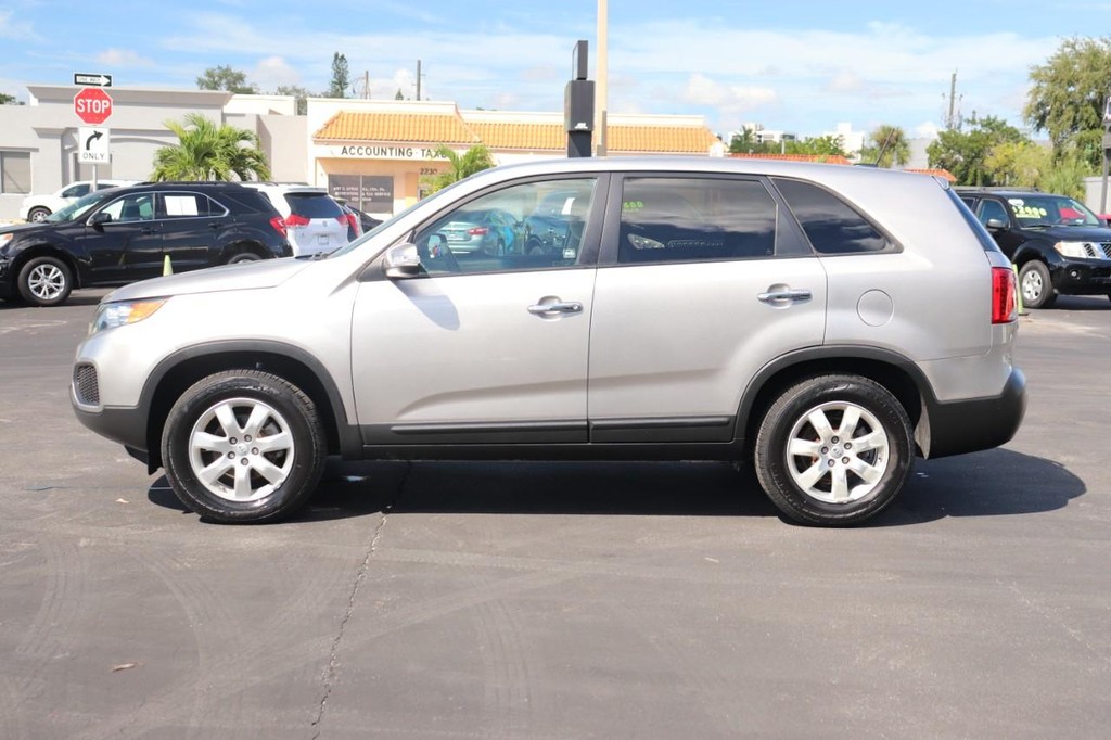 Kia Sorento Vehicle Full-screen Gallery Image 04