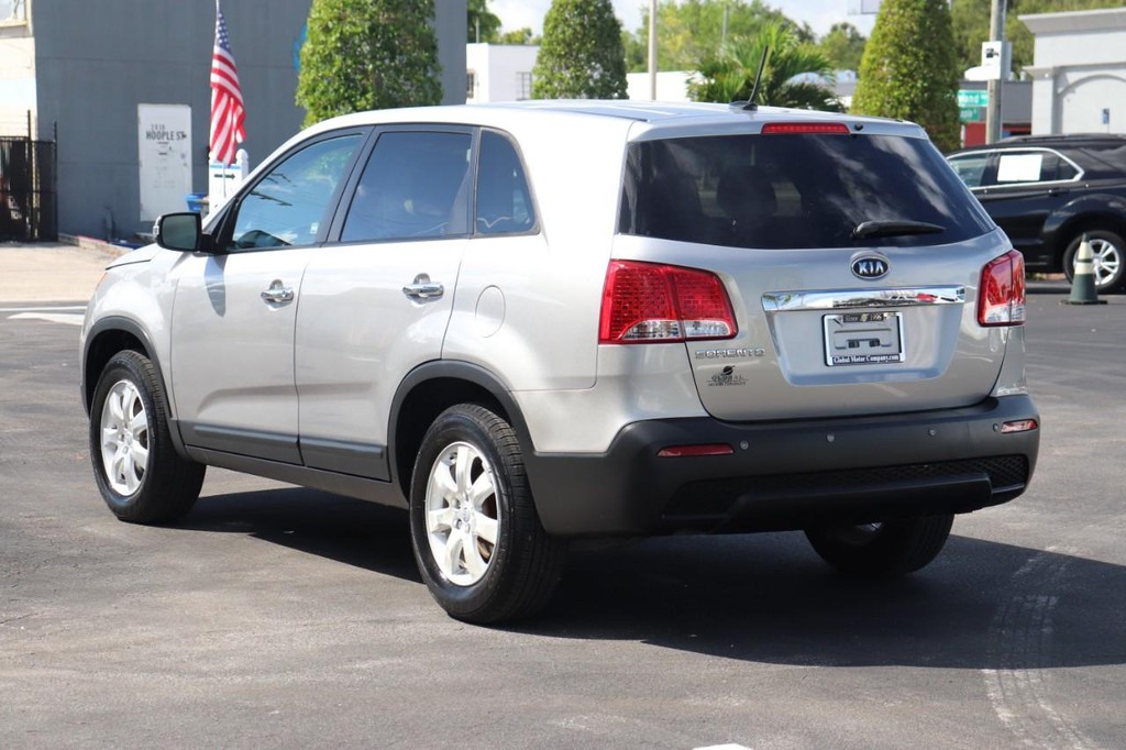 Kia Sorento Vehicle Full-screen Gallery Image 06