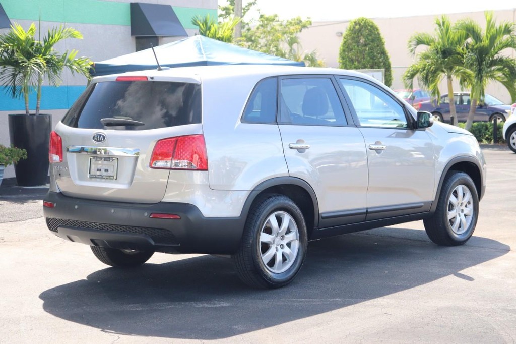 Kia Sorento Vehicle Full-screen Gallery Image 08